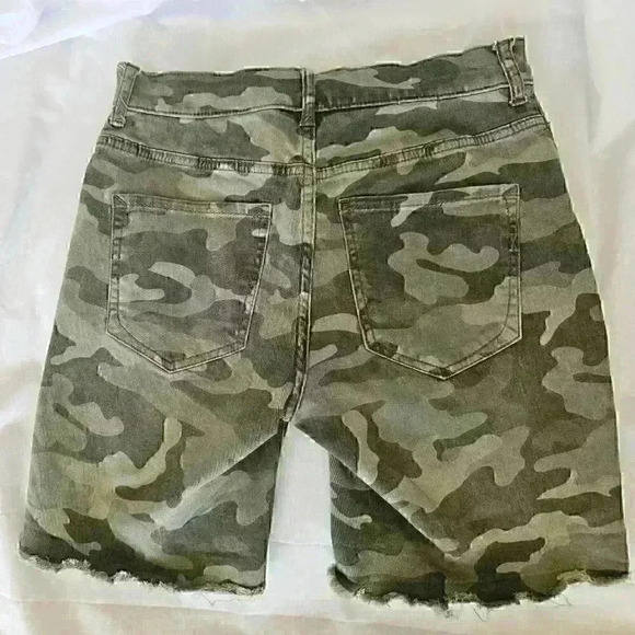 Express Camouflage High Rise Stretch Bermuda Shorts, Size 2 - Picture 2 of 7